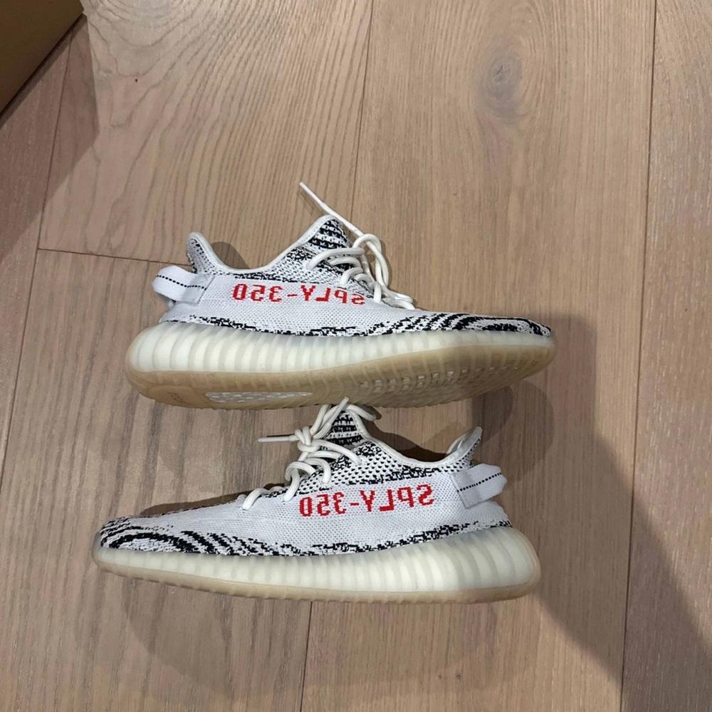 Yeezy Boost 350 V2 Zebra Sneakers size 9